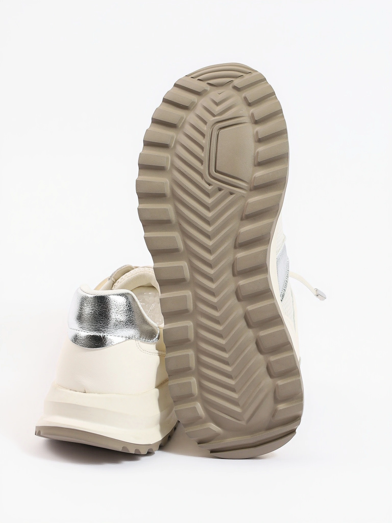 Кроссовки комбинированные белого цвета на средней подошве